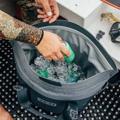 Iceboxes And Soft Coolers YETI® Hopper® M30 Soft Cooler Charcoal 17 Iceboxes And Soft Coolers YETI® Hopper® M30 Soft Cooler Charcoal -Camping Equipment Sales Shop BCF 633628 08 charcoal hi res